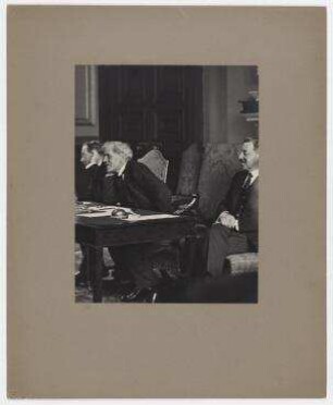 Erste Pressekonferenz der neuformierten Koalitionsregierung in England, Stanley Baldwin und Ramsay MacDonald im Foreign Office in London. links: Stanley Baldwin, rechts: Ramsay MacDonald