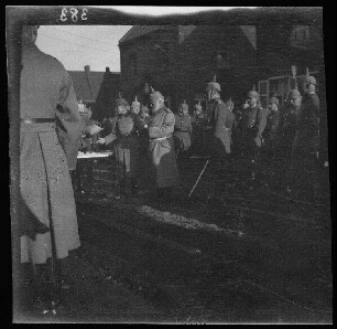 Biache-Saint-Vaast (Dep. Pas-de-Calais, Frankreich): "Seine Majestät der König [Ludwig III.] verteilt Auszeichnungen"