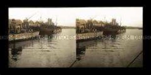 Kanal und Hafenpartie mit Kriegsschiffen