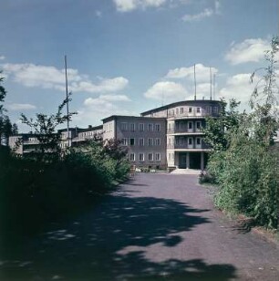 Ferienheim "Fritz Heckert" in Gernrode : Gernrode. FDGB-Ferienheim "Fritz Heckert" (1952-1954; Entwurf des halleschen Ingenieurbüros Maedecke). Terrassenseite mit Eingangsbereich