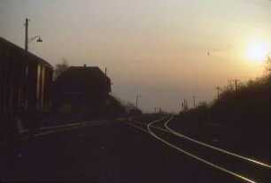 Maitis-Hohenstaufen Bahnsteig Gleisanlagen BÜ-Signal
