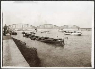 Niederlande, Nijmegen. Eisenbahnbrücke (Spoorbrug) über die Waal