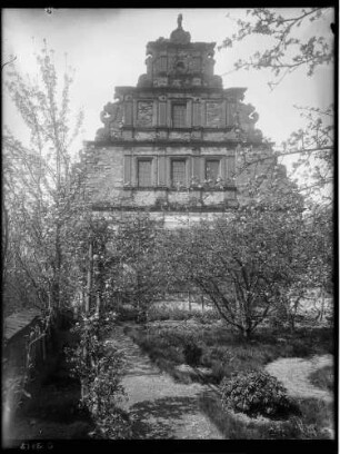 Bödigheim Burg Palas (erbaut 1597-1599), nordwestlich neben Bergfried, Ansicht von Süden