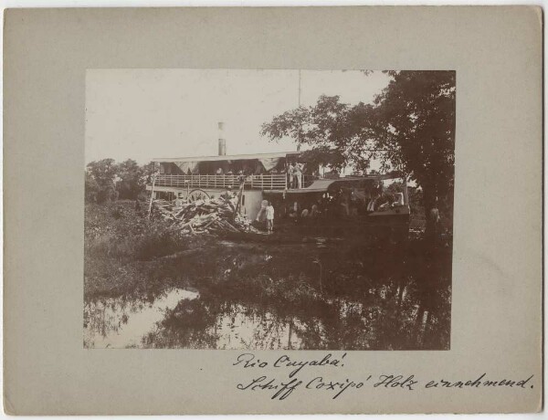 Schiff Coxipó beim Holzeinnehmen auf dem Rio Cuyabá