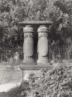 Leipzig-Thekla, Friedhof : Leipzig-Thekla, Friedhof. Doppelgrabmal für Johann David Altner (gest. 1844) und seine 2. Frau Marie Christiane (gest. 1833)