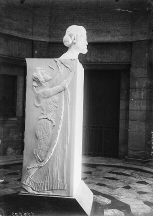 Jena. Denkmal für Ernst Abbe von Max Klinger : Jena, Carl-Zeiß-Platz. Denkmal für Ernst Abbe (Ernst-Abbe-Herme, Marmor) von Max Klinger im Ernst-Abbe-Denkmal, sogenannter "Abbe-Tempel" (Entwurf von Henry van de Velde, mit Bronze-Reliefs von Constantin Meunier). 1908-1911