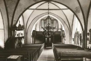 Proseken (Gägelow-Proseken). Dorfkirche (2. H. 13. Jh.) . Inneres nach Westen zur Orgelempore mit Orgel (1868, II/P/19, F. W. Winzer)