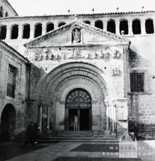Santillana del Mar. Portal der spanischen Stiftskirche Colegiata de Santillana del Mar (12. Jahrhundert)