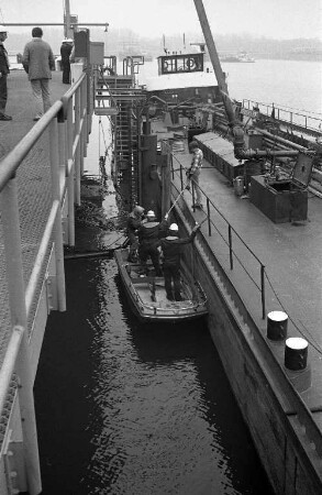 Oberrheinische Mineralölwerke OMW. Ölunfall im Hafenbecken beim Löschen der Ladung eines Tankschiffes