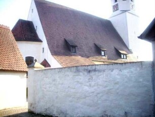 Halsbach-Ansicht von Nordnordosten mit Kirche (romanische Gründung im 12 Jh) über Kirchhofmauer (Wehrgang mit Schießscharten abgetragen)