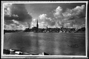 Reval, Tallinn: Gesamtansicht vom Wasser her [Reproduktion einer Postkarte]