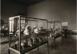 Aufstellung der Antikensammlung im Alten Museum, Antiquarium, Saal 2, Sammlung antiker Helme aus der Sammlung von Freiherr von Lipperheide