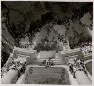 Bad Staffelstein, Basilika Vierzehnheiligen (Wallfahrtskirche), Blick zur Decke, zu den Gesimsen und den Stichkappen (Detail)