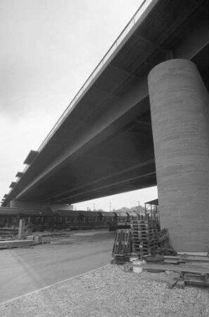 Brücke über die Autobahn bei Karlsruhe-Durlach für sechsspurigen Autoverkehr zwischen Durlach und dem Autobahndreieck Karlsruhe