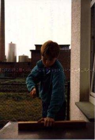 Junge schlägt mit Hammer (Altersgruppe bis 14)