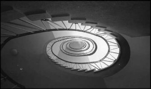 Freiburg: Neubau Arbeitsamt, Treppe, Schnecke, von unten