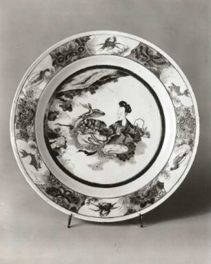 Großer Teller mit Göttin Hsi Wang Mu : Großer Teller mit Göttin Hsi Wang Mu. Porzellan, bemalt mit Muffelfarben (Grüne Familie), Höhe 5,3cm, Durchmesser 36 cm. China (King-te tschen), um 1700/1720