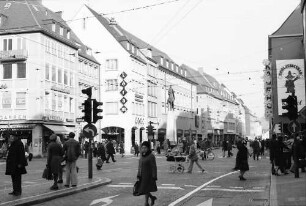 Freiburg: Fußgänger um den Bertoldsbrunnen