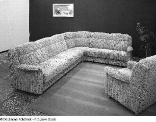 Sitzgruppe Soltan : Suhl. VEB Thüringer Möbelkombinat Suhl. Hausmesse, 1983. Sitzgruppe Soltan. Holz, Polsterung mit Mischgewebebezug (1983; VEB Möbelwerke Erfurt)