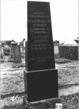Grabstein 68 (Index: 99808346) Material: Granit Zustand: gut Maße HxBxT: 200x56x27 cm Beschreibung: Obelisk, getreppter Sockel Besonderheit: Doppelgrab: Grabstein 68