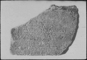 Stele aus Gebal [Byblos]. Unbekannte Schrift bzw. pseudo-hieroglyphische Schrift.