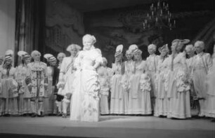 Szenenbilder aus der Operette "Die Dubarry" von Karl Millöcker und Theo Mackeben am Metropol-Theater Berlin