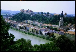 Burghausen: Gesamtsicht Salzach mit Altstadt und Burg