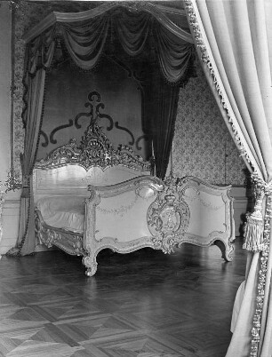 Rudolstadt. Schloss Heidecksburg (Teilneubau 1737-1786). Bett in einem Schlafzimmer