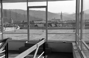 Freiburg i. Br.: Hochhaus der Oberfinanzdirektion Freiburg, Glasraum von der Terrasse