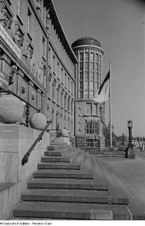 Außenansicht Hauptgebäude mit Bücherturm