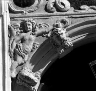 Portal am Levin Numens Haus — Engelsfigur im linken Zwickel