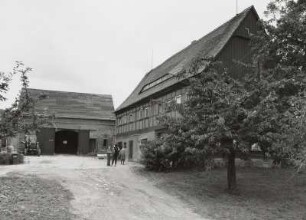 Scheune : Ehemaliger Dreiseithof (um 1800). Wohnhaus und Scheune
