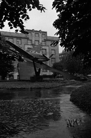 Ostrava - Ostrau : Ostrava - Ostrau (Nordmähren, Tschechoslowakei, heute Tschechien). Grünanlage mit Luftwaffendenkmal