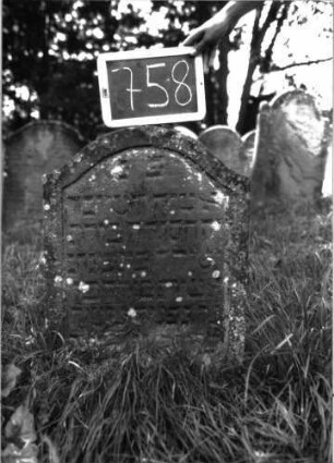 Grabstein 758 (Index: 100104735) Material: Sandstein Zustand: angewittert Maße HxBxT: 78x51x10 cm Beschreibung: Stele, Konvexbogenabschluss, Schriftfeld eingetieft: Grabstein 758