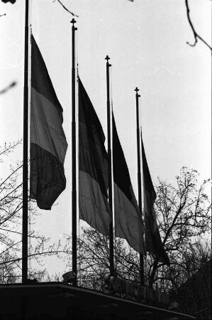 Trauerbeflaggung an der Schwarzwaldhalle wegen des Todes von Präsident John F. Kennedy.