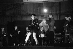 Bukarest: UfA-Truppe, Spiel im Luftwaffen-Lazarett, Bühne mit Rote Kreuz-Wagen, Trude Hesterberg