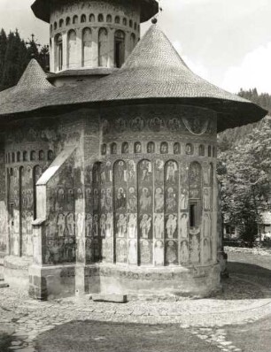 Voronet, Rumänien. Kloster Voroneț. Klosterkirche (1488, Fresken 1547), Teilansicht mit Apsis von Südosten