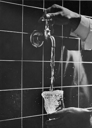 Werbefoto für einen Prospekt der Hamburger Wasserwerke. Aus einem Wasserhahn wir Wasser in Glas laufen gelassen