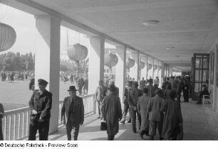 Besucher am Eingang der chinesischen Messehalle (Halle E), Herbstmesse 1953