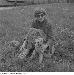 Porträt Renate Rössing mit einem Hund auf einer Wiese im Spreewald