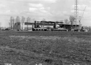 Neckartalübergang Neckarsulm in km 635,100 BW 2 = Vorlandbrücke Obereisesheim, Öffnung B 1 - B 2 Erste drei Felder betoniert. Lehrgerüst fertig zum Verschieben. Gebaut 1965 - 1967.