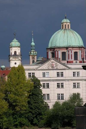 Prag - Kirchenkuppel : Kirchtürme und Kuppel in der Altstadt. Aufgenommen in Prag 2004
