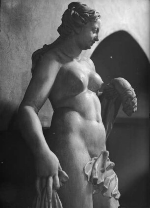 Drei Gartenskulpturen — Weibliche Figur