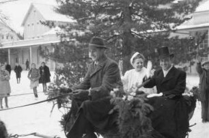 Bad Wörishofen. Hochzeit von Nikolaus Grasser, Bruder des Fotografen. Das Hochzeitspaar im Hochzeitsschlitten
