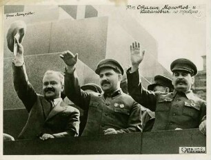Die Genossen Stalin, Molotow und Kaganowitsch auf der Tribühne des Lenin-Mausoleums, grüssend mit erhobener Hand