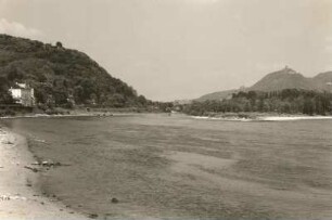 Rhein bei Rolandseck, Rheinisches Schiefergebirge. Blick rheinabwärts mit Rolandsbogen, Insel Nonnenwerth und Drachenfels