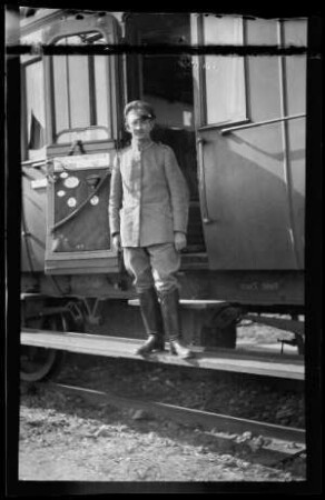 Soldat vor einer offenen Eisenbahnwaggontür