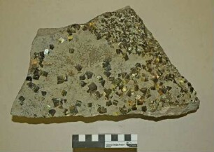 Pyrit auf Sandstein