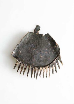 Einsatzwimper einer überlebensgroßen Plastik (wohl Fragment einer Bronzestatue)