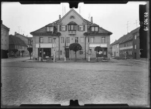 Faulenrost. Wohnhaus mit Läden. Straßenfront